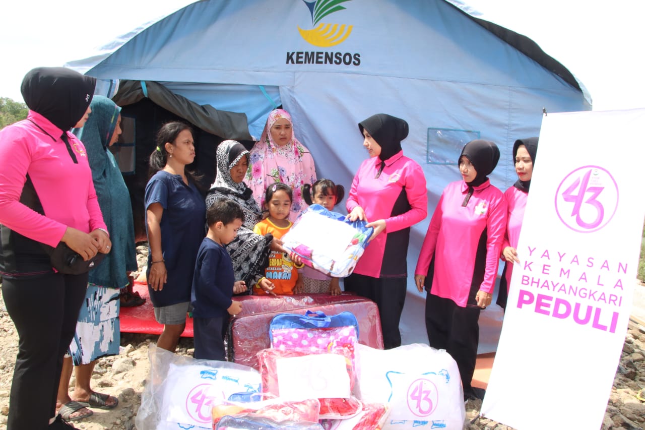Bhayangkari Parepare Salurkan Bantuan Sembako ke Warga Terdampak Banjir