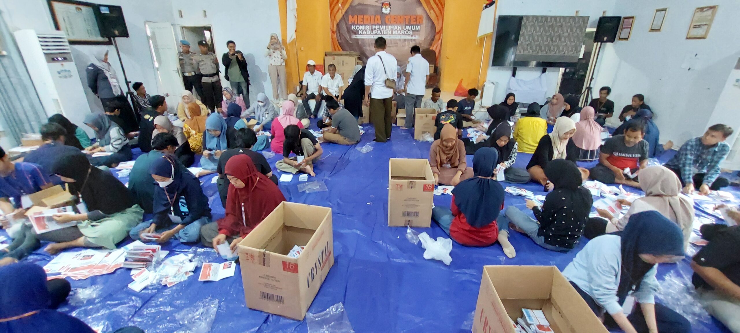 KPU Maros Mulai Sortir dan Lipat Surat Suara