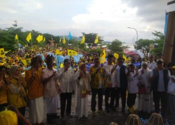 Erna Rasyid Taufan Terharu Masyarakat Tetap Ramai Meskipun Dengan Kondisi Hujan dan Lapangan Becek