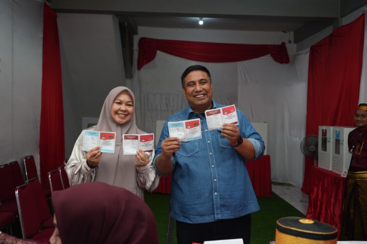 Bupati Maros Salurkan Suaranya Di TPS 007 Pettuada