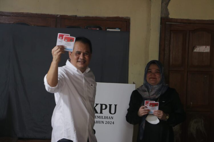 Muetazim Mansyur Jalan Kaki ke TPS 009, Optimis Raih 85 Persen Suara