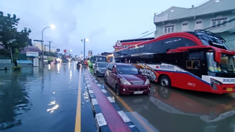 Kawasan Perkantoran Terendam Banjir, ASN Maros Diliburkan