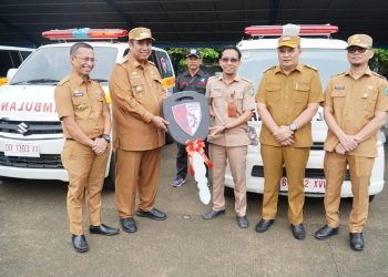 Bupati Maros Bagikan 11 Ambulans Untuk Puskesmas dan RS Camba