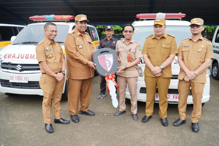 Bupati Maros Bagikan 11 Ambulans Untuk Puskesmas dan RS Camba