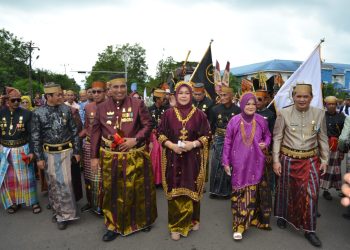 Bupati dan Wakil Bupati Turut Lakukan Kirab Budaya Bersama 5.000 Warga Maros