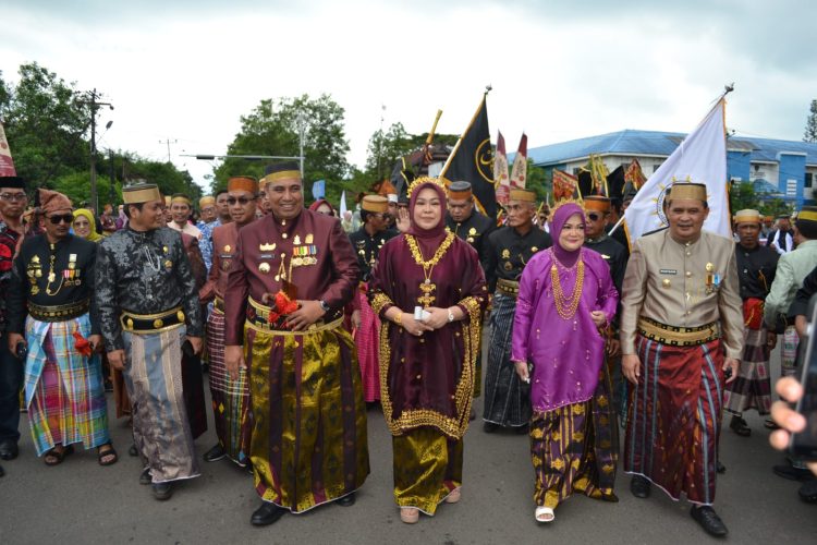 Bupati dan Wakil Bupati Turut Lakukan Kirab Budaya Bersama 5.000 Warga Maros
