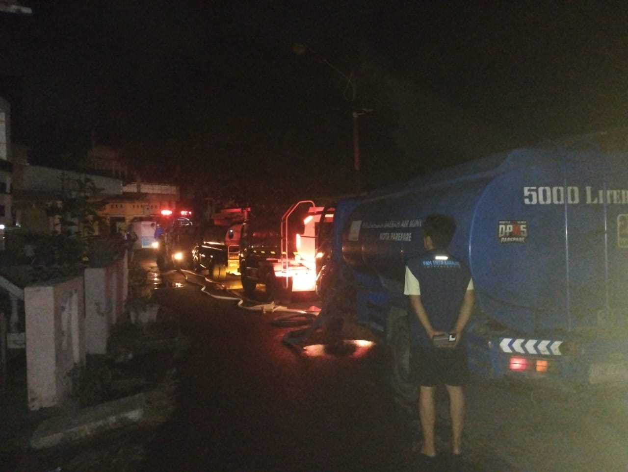 Lima Rumah Terbakar, Mobil Tangki PAM Tirta Karajae Bantu Padamkan Api