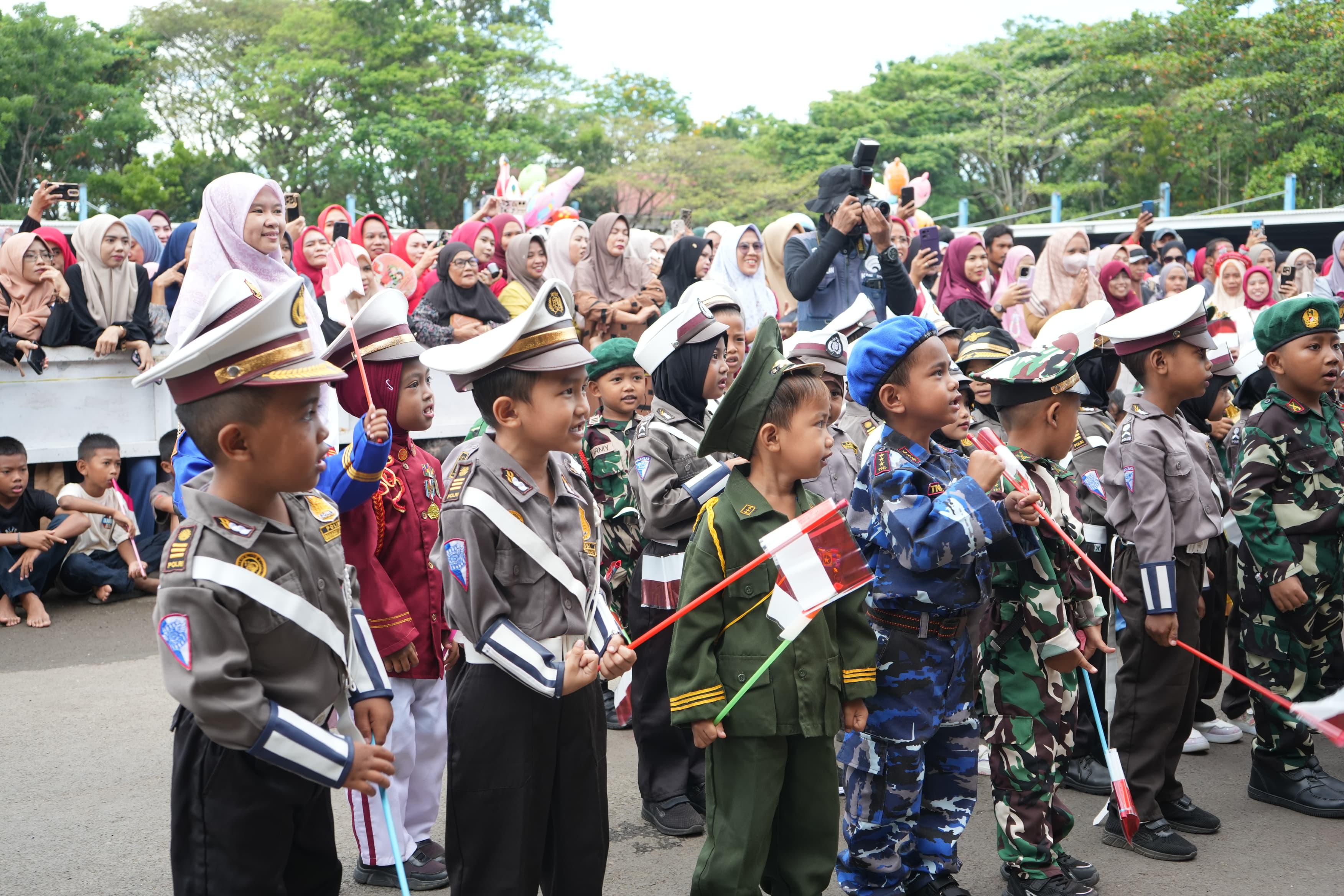 169 Grup Meriahkan Gerak Jalan Kreasi HUT ke-80 RI di Maros