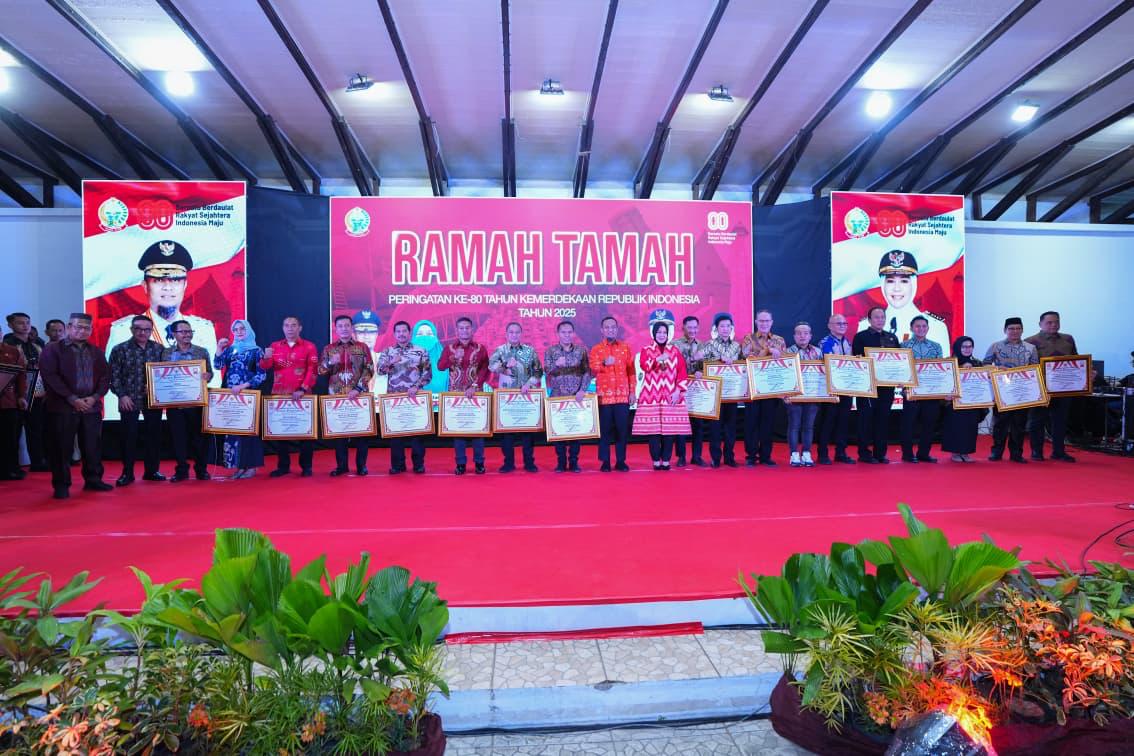 Pemkab Maros Terima Tiga Penghargaan Dari Pemprov