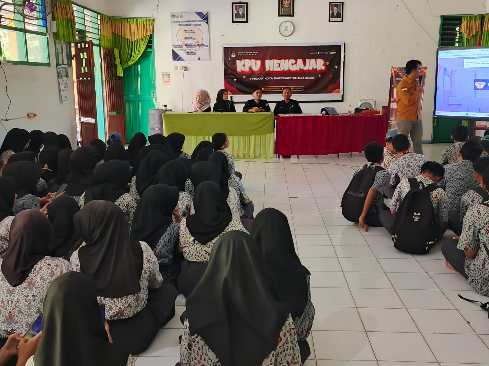 KPU Parepare Gelar Sosialisasi “KPU Mengajar” di SMAN 2 dan SMAN 3, Siswa Antusias Ikuti Diskusi Kelompok dan Kuis Pemilu