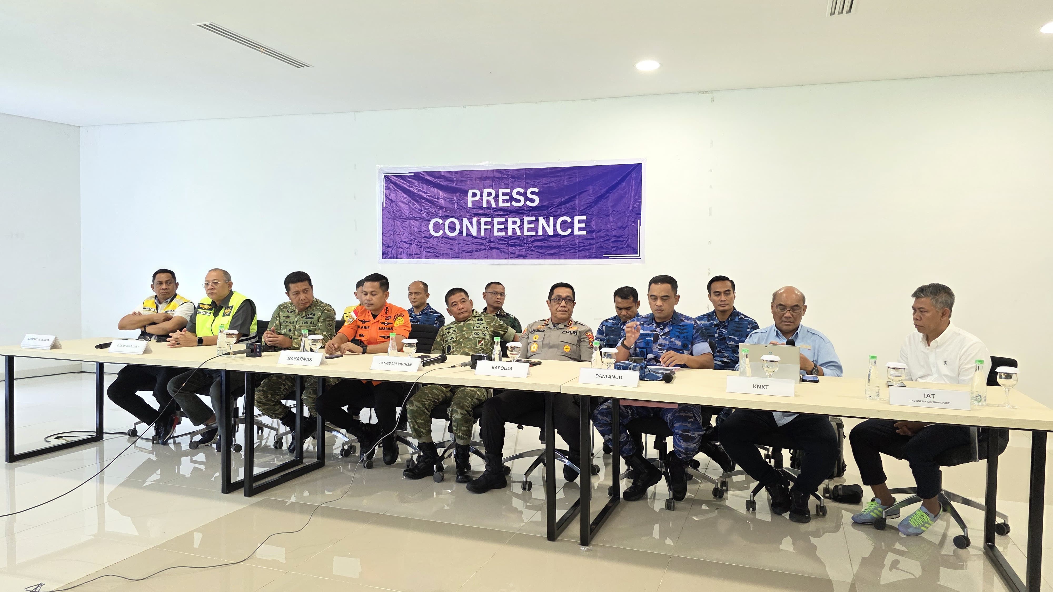 Malam Hari, Pencarian ATR 42-500 Dihentikan Sementara